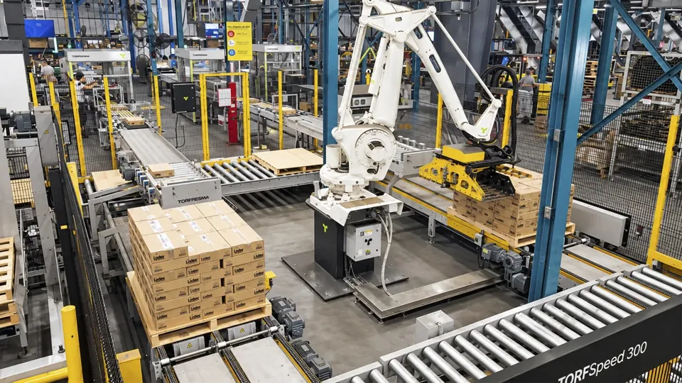 Robotic palletizer and case handling line at Lodge Cast Iron