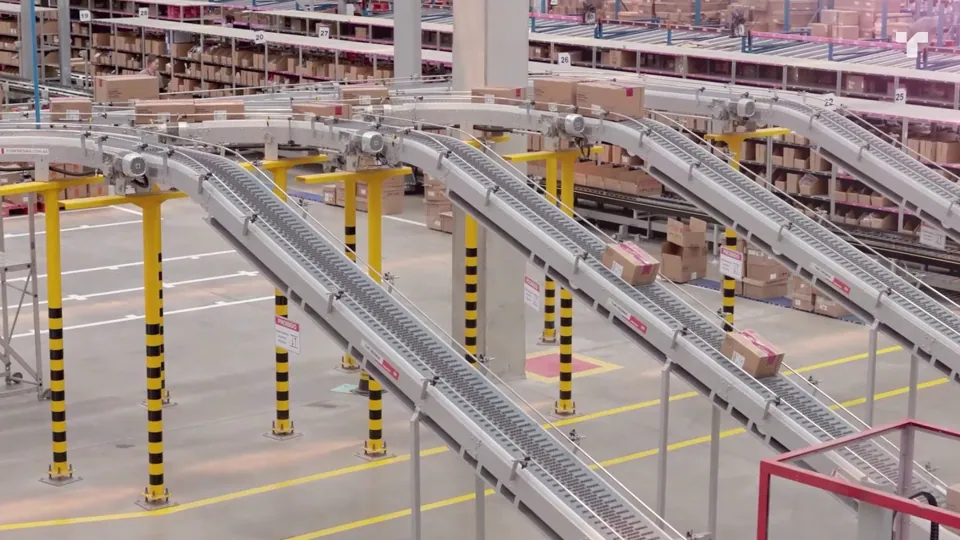 Case conveyor system moving cases through a distribution flow