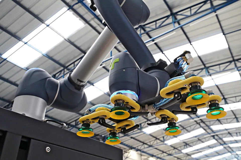 TRFCobot vacuum gripper on the collaborative robot