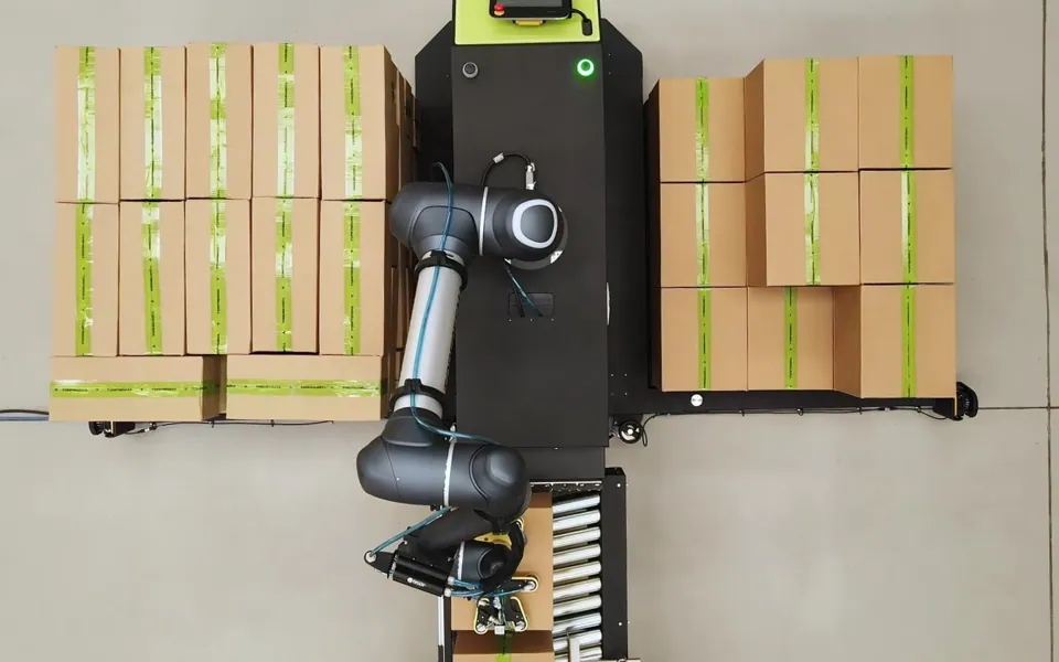 TRFCobot palletizer picking a case, top view