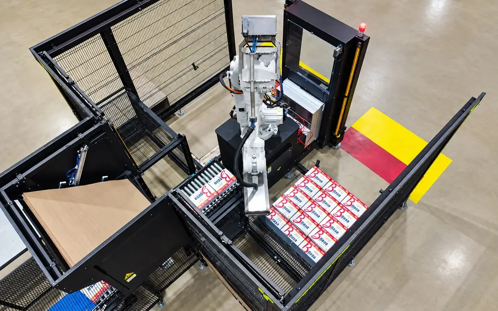 TRFCompact cell seen from above with the robot placing cartons on the pallet.